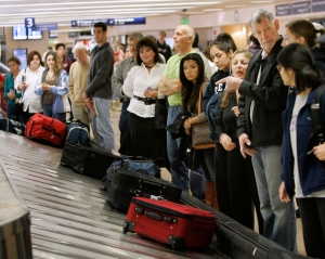 Čekání na cestovní zavazadla na letišti